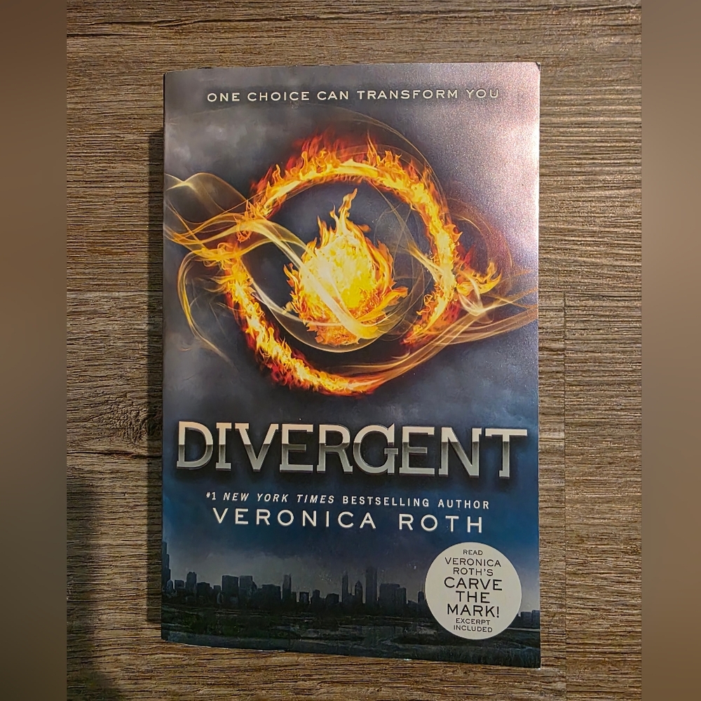 Divergent by Veronica Roth Paperback Book